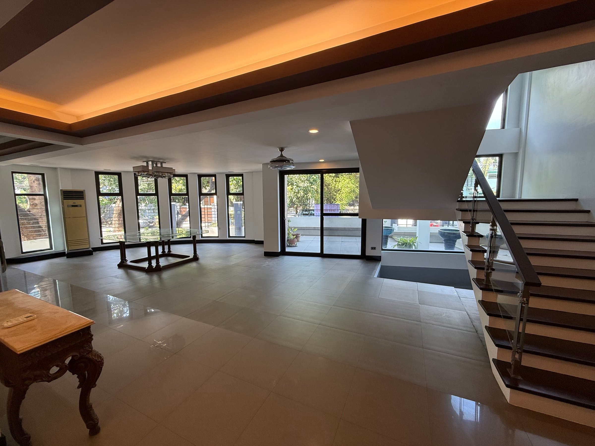 6BR Corner-Lot Duplex with Terrace Hot Tub, Bel-Air, Makati